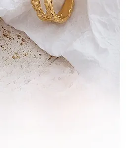 Detail einer gold verstellbaren Halskette mit quadratischem Hammerschlag-Anhänger und Quasten