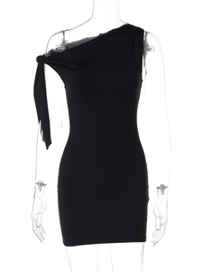 Gros plan détaillé d'une mini-robe noire à une épaule avec nœud et tissu lisse extensible