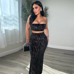 Détail d'un ensemble deux pièces noir scintillant avec haut bustier et jupe longue