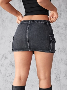 Rückansicht eines dunkelgrauen Jeansrockes mit Fokus auf Taillenlinie und Waschung