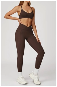 Détail du legging de yoga chocolat à taille croisée en V avec des poches latérales pratiques