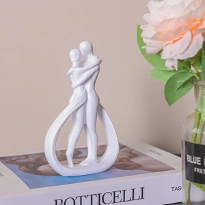 Scultura moderna coppia che si bacia in bianco opaco per decorazioni per la casa