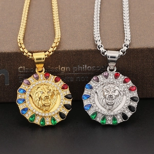 Detailansicht der Hip-Hop-Löwenkopf-Anhänger mit bunten Zirkonsteinen in Gold und Silber