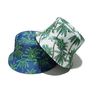 Cappello a secchiello con stampa tropicale di palme in blu e bianco per il sole estivo