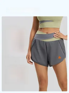 Détail du short de yoga taille haute avec design double couche et taille superposée