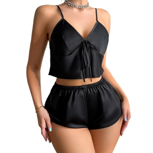 Ensemble de pyjama 2 pièces en satin noir pour femme avec caraco col V et short