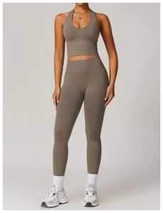 Vue détaillée de l'ensemble de sport côtelé avec haut dos nu et legging taille haute