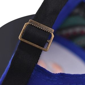 Gros plan sur la boucle en cuivre réglable de la casquette de baseball bleue