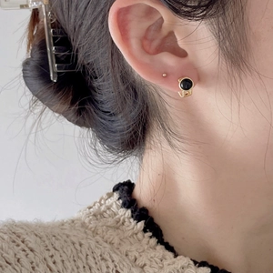 Minimalist 925 sterling silver black onyx stud earring worn by model in casual style