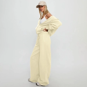 Détail d'un ensemble de détente crème avec pantalon en maille large à taille haute