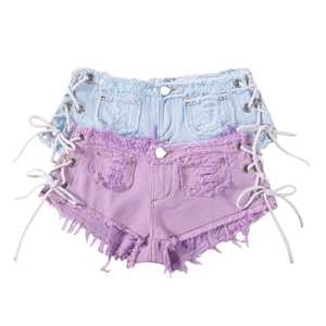 Dettaglio di pantaloncini di jeans azzurri e viola con lacci laterali e orlo a frange