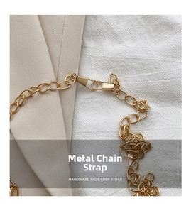 Detailaufnahme des polierten goldenen Metall-Schultergurts und der Kettenglieder