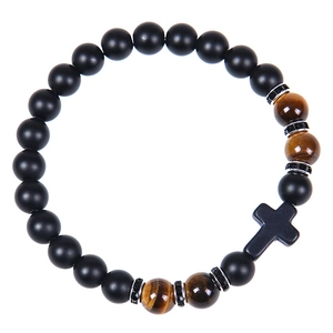 Vue détaillée du bracelet en perles noires mates 8mm et œil de tigre avec pendentif croix