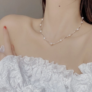 Dettaglio della collana con maglie ondulate in argento e perle d'acqua dolce bianche pure