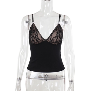 Détail de la dentelle noire et du nœud blanc sur un caraco sexy pour femmes