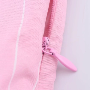 Gros plan détaillé sur la fermeture éclair et le tissu à rayures roses de la robe