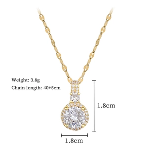 Vue macro du pendentif en zircon plaqué or taille 1,8cm et chaîne longueur 40+5cm