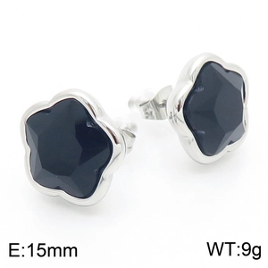 Détail de clou d'oreille fleur argentée à cinq pétales avec incrustation noire 15mm