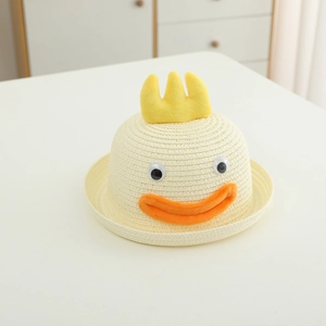 Détail d'un chapeau de paille beige pour enfants avec yeux de dessin animé et bec