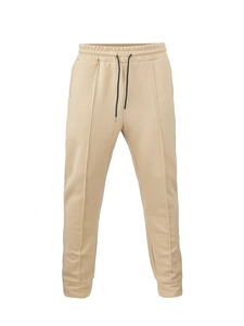 Dettaglio dei jogger beige da uomo con tessuto testurizzato, coulisse e polsini elastici