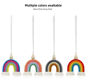 Détail de pendentifs arc-en-ciel bohèmes faits main avec cordes coton et perles en bois