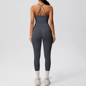 Détail de l'ensemble de yoga gris foncé avec brassière à dos croisé et legging taille haute