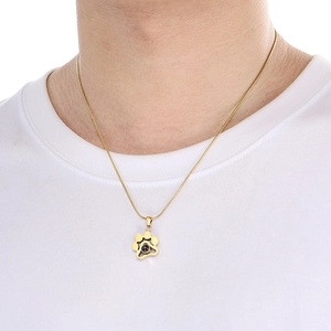 Collier en acier inoxydable doré avec pendentif projection de patte sur un mannequin