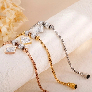 Détail de trois bracelets ajustables en or rose, or et argent ornés de zircons brillants