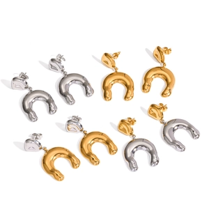 Elegant 18k gold plated U-shaped horseshoe stainless steel earrings in gold and silver finish