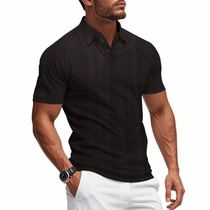 Détail du polo noir présentant une texture en maille à rayures verticales et col classique