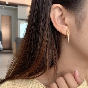 Minimalist S925 sterling silver geometric earrings featuring a sleek gold linear design