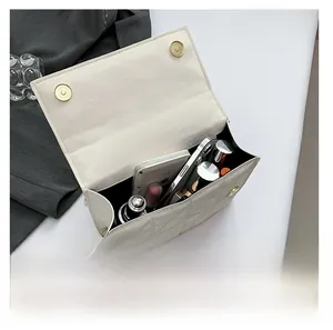 Innenansicht der beige gesteppten Handtasche mit Platz für Handy und Kosmetik