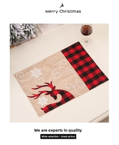 Détail d'un set de table de Noël avec silhouette de renne et motif à carreaux rouges