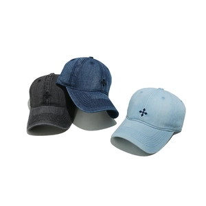 Trois casquettes de baseball en jean délavé avec broderie croix en noir, bleu et bleu clair