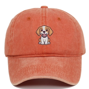 Détail de la casquette en coton délavé rouge brique avec broderie de chien de chasse
