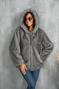 Détail d'un manteau gris en fausse fourrure avec capuche et fermeture éclair en métal