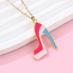 Dettaglio collana dorata con pendente a scarpa con tacco in smalto rosso, rosa e blu
