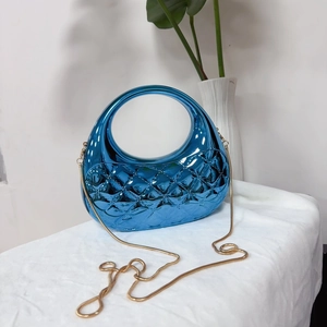Détail du sac coquillage bleu acrylique avec texture losange et chaîne serpent dorée