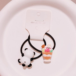 Süße Haargummis mit Panda und Eiscreme für Mädchen auf einem weißen Dekoteller