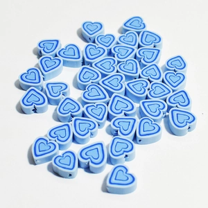 Dettaglio di perline a cuore blu da 10mm in argilla polimerica per gioielli fai-da-te