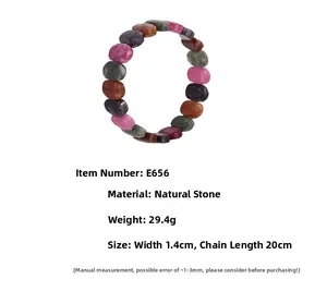 Détail d'un bracelet en pierre naturelle colorée de 1,4 cm de large et 20 cm de long