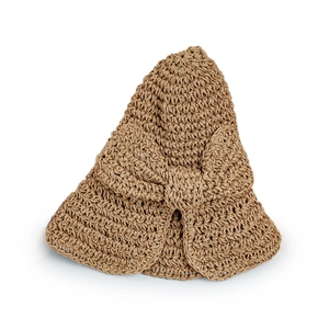 Détail de la texture d'un chapeau de paille tissé main avec motifs au crochet et nœud