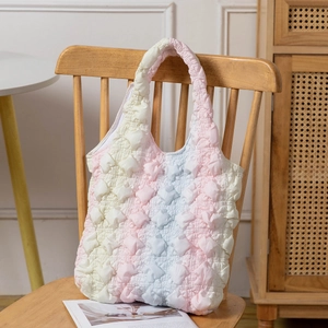 Sac fourre-tout matelassé avec dégradé pastel et texture de tissu à bulles douce