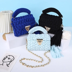 Sac bandoulière tissé à la main pour femmes, sac élégant en tissu avec chaîne et serrure.