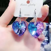 Detail of heart-shaped gradient crystal earrings with anti-allergy S925 silver hooks
