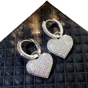 Elegante silberne Herz-Ohrhänger mit funkelnden Pavé-Zirkonia-Kristallen für Damen