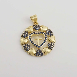 Pendentif croix coeur plaqué or avec zircons bleus sur fond gris clair