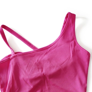 Gros plan détaillé du tissu en maille côtelée rose avec bretelles asymétriques