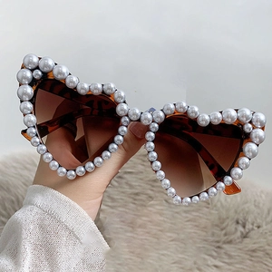 Fashion heart-shaped tortoiseshell sunglasses with pearl trim for beach and parties