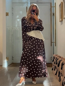 Détail de la robe marron à pois avec éclat satiné, col en V et ceinture en maille